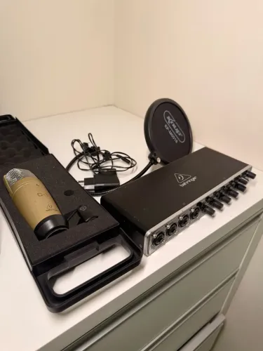 Interface de Áudio + Microfone Behringer C-1