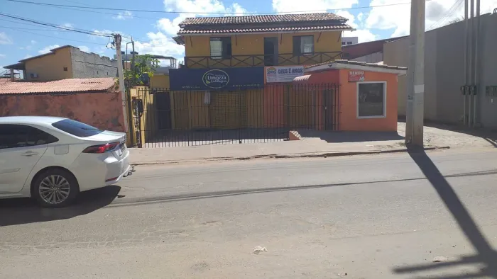 Prédio com 3 casas, 3 lojas, terreno em Porto de Sauípe - Escriturado
