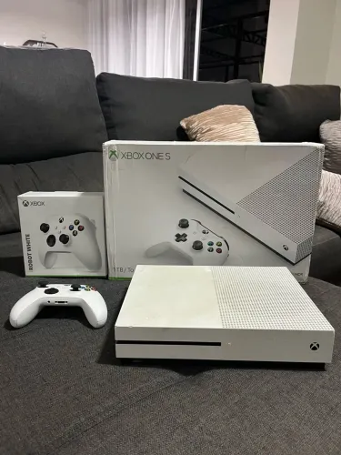 Xbox One S 1TB Branco + Controle Xbox Series (Com Caixas)