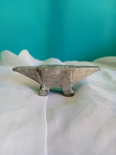 Antiga Mini Bigorna em Miniatura 8cm - Peça de Decoração Industrial  Ferro fundido