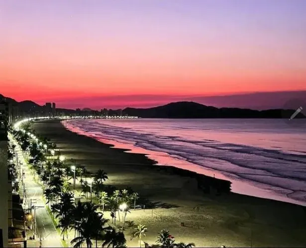 Lindo apto para locação vista para o mar, prédio pé na areia.