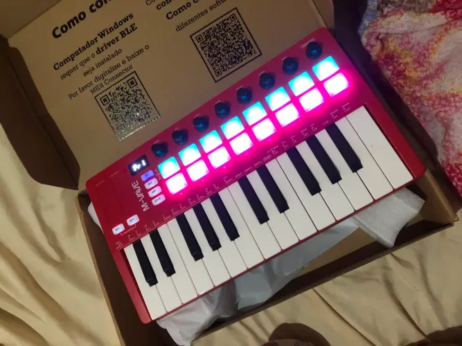 Controlador midi M-VAVE smk-25 com o Pads de bateria rgb retroiluminados