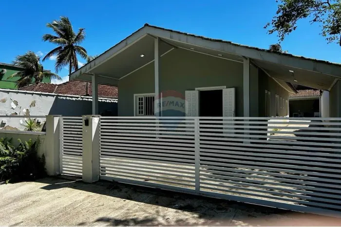 Casa para comprar na Praia do Tombo -Guaruja SP -com 3 quartos sendo 1 suíte à venda, por 
