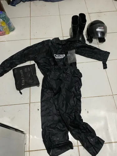 Vendo : CAPA DE CHUVA , BOTA IPERMEAVEL , CAPACETE E CAPA IPERMEAVEL PARA CELULAR