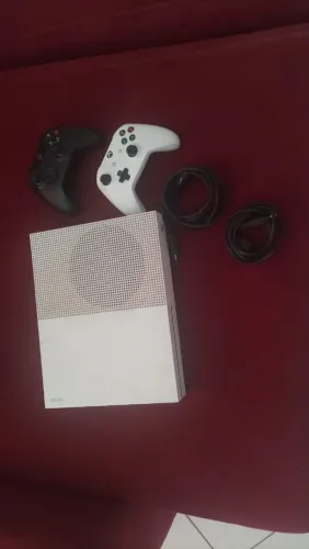 XBOX ONE S COM DOIS CONTROLES