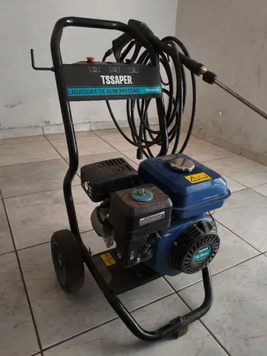 Vende se lavadora de alta pressão a gasolina