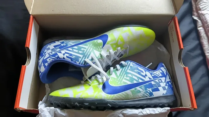 CHUTEIRA NIKE VAPOR 13 CLUB NJR TF - NEYMAR - NOVA - TAM 41