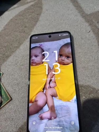 Vendo telefone g34 com um trincado.na tela tá com chip um rui só está pegando o e sim 