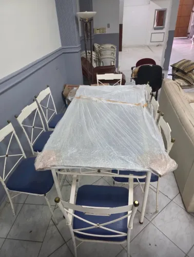 Mesa de jantar em metal com tampo de vidro 8 cadeiras com assento em corino azul
