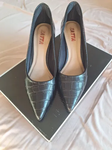 Scarpin preto croco 34