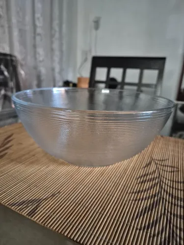 Saladeira de vidro redonda com um design espiralado