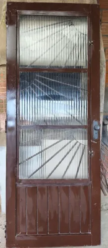 Porta de ferro com janela e grade de 80cm