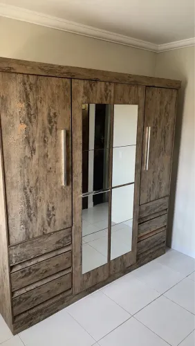 Vende-se Guarda-roupa Casal com Espelho 4 Portas 6 Gavetas Araplac Atraente Sofia