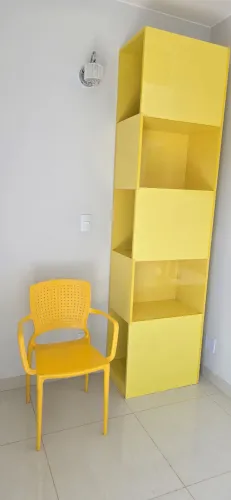 Cadeira e Móvel amarelo em MDF