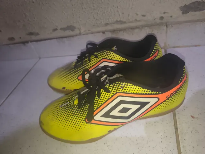 Chuteira de futsal e de society. Society é tamanho 41 e futsal tamanho 42.