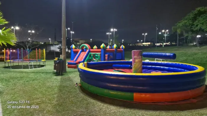 Locação de Brinquedos infláveis - giro Radical e outros.