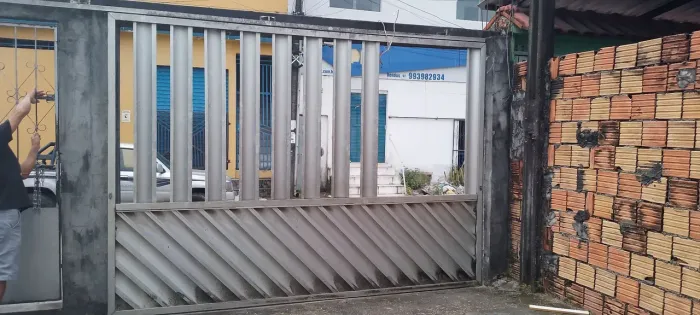 Portão de garagem de alumínio