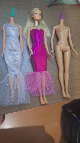 Lote acessórios e sucata (corpos) Barbie