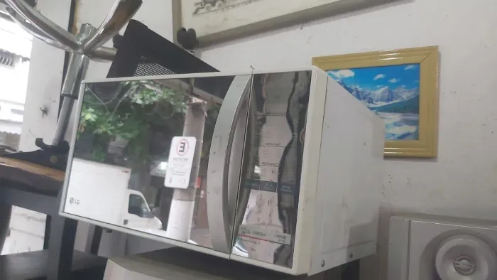 Microondas LG em bom estado e funcionando  . Volts 220.