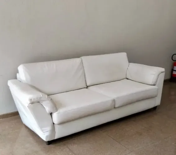 Sofá em courino branco usado