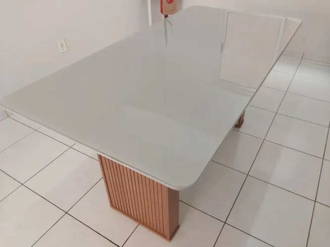 Mesa laqueada em ótimo estado. Possui espaço para 4 lugares, mas comporta 6 lugares