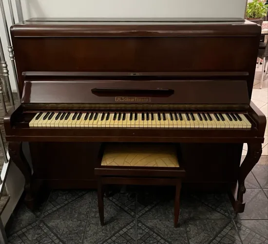 Piano M.Schwartzmann com banqueta