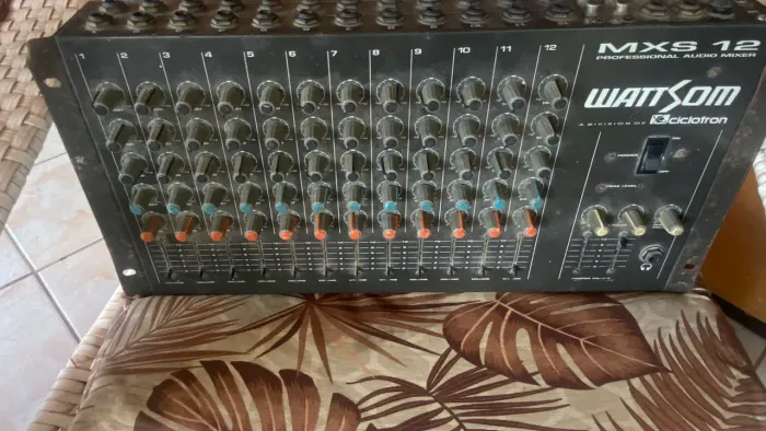 Mesa de Som Wattsom 12 Canais pra vender logo