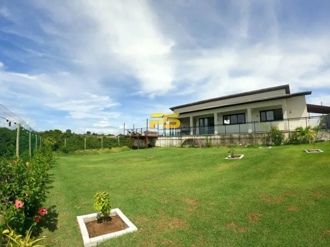 CASA COM 199m² DE ÁREA CONSTRUÍDA À VENDA EM CARAPIBUS