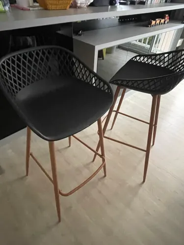 2 banquetas pretas com estrutura de madeira