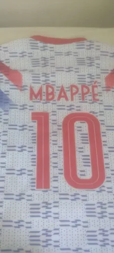 Camisa da França com cores diferentes kylian mbappé