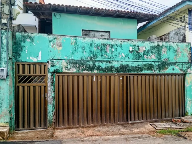 Casa no monte castelo.