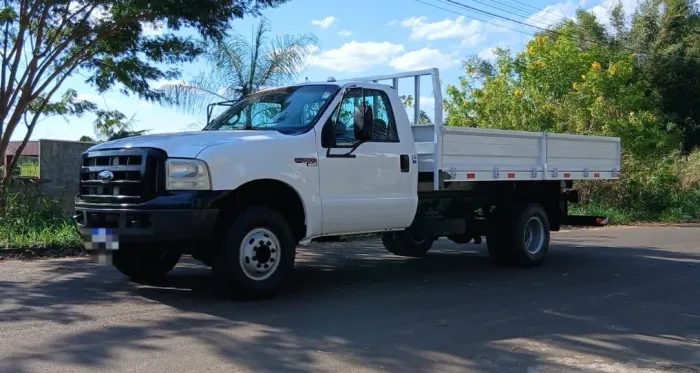 Ford F4000 ano 2009, 4x4, com carroceria de ferro, motor Cummins, em SP