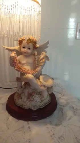 Abajur Clássico Querubim Anjo de Resina com Base em Madeira