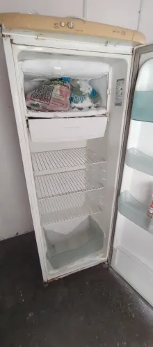 Geladeira pequena funcionando perfeitamente bem 