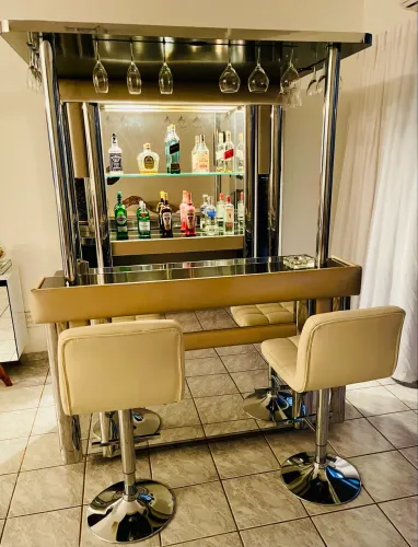 Bar em aço cromado e espelhado 