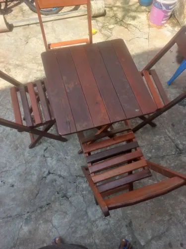 Mesas e Cadeiras Envernizadas de madeira