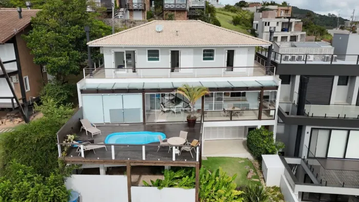 Casa com 5 quartos a venda, 459 m² de área privativa, com vista mar no centro de Garopaba,