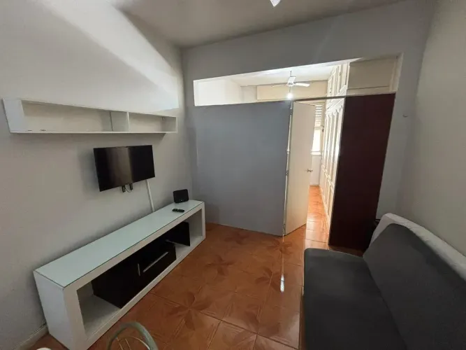 APARTAMENTO 1 quarto no Bairro de Copacabana. Sala em piso frio, bem distribuída, arejada