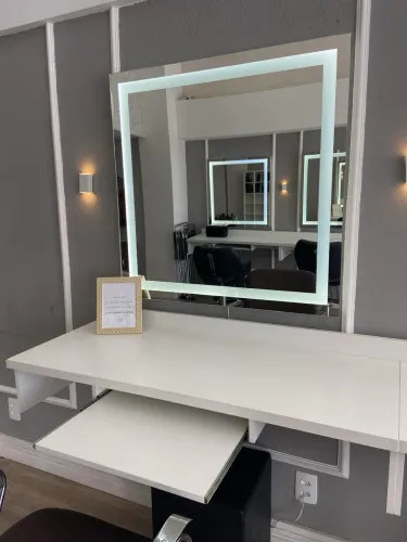 Balcão para cabeleireiro com espaço para lanchar ou notebook