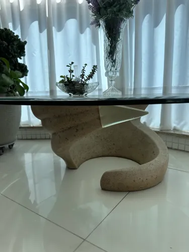 Mesa de centro em pedra e vidro