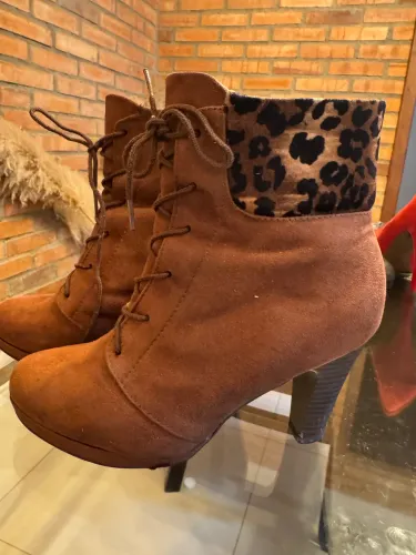 Bota Feminina Cano Curto com Cadarço e Estampa de Onça
