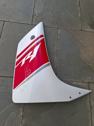 Lateral direita Yamaha R1 2008 