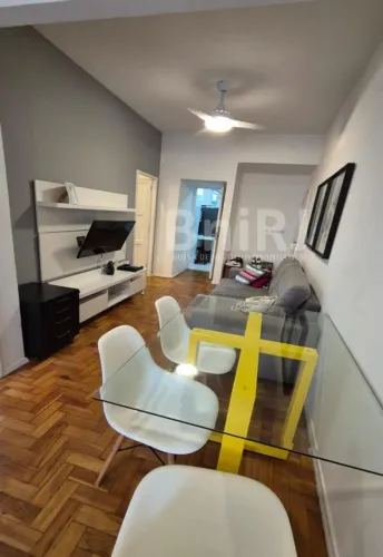 Apartamento Reformado com 2 Quartos, Suíte, Garagem e Vista Livre na Rua Hilário de Gouvei