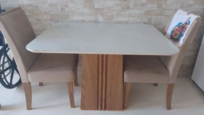 Mesa com duas cadeiras 