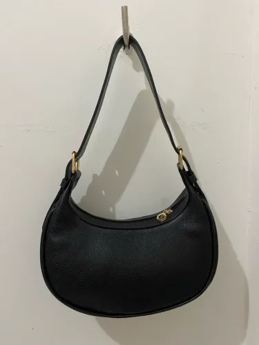 bolsa meia lua estruturada em couro legítimo preta | birô