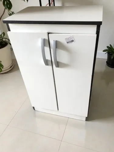 Armário de madeira branco, com 2 portas.