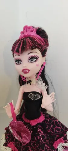Monter High Draculaura - Sweet 1600 - COMPLETA 