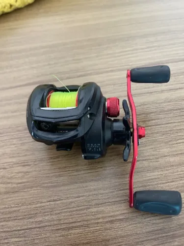 Carretilha Maruri Montana 10000 shil (esquerda)