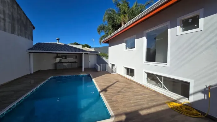 Casa à Venda em Atibaia/SP | 4 Suítes | Piscina * Casa 4 Suítes