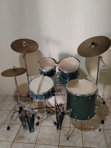 Bateria Michael Elevation em ótimo estado.